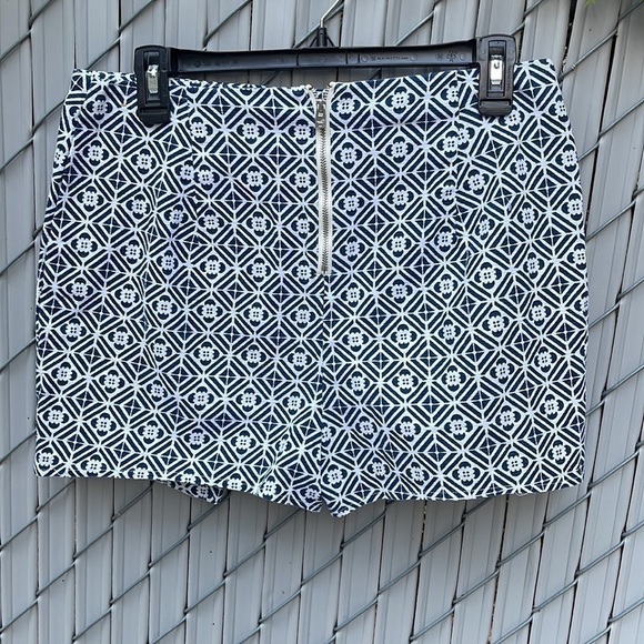 Hollister Blue and White Pattern Skort Size 9 - Picture 5 of 5